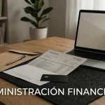 Tarjeta sin marca, extracto bancario y portátil sobre una mesa de trabajo